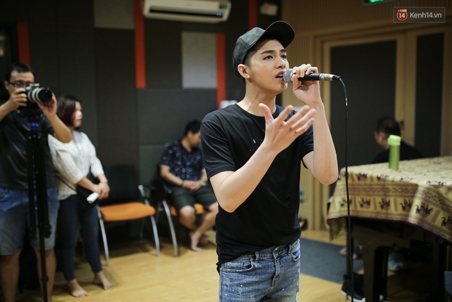 Noo Phước Thịnh căng thẳng tập luyện cùng ban nhạc cho Live Concert hoành tráng - Ảnh 3.