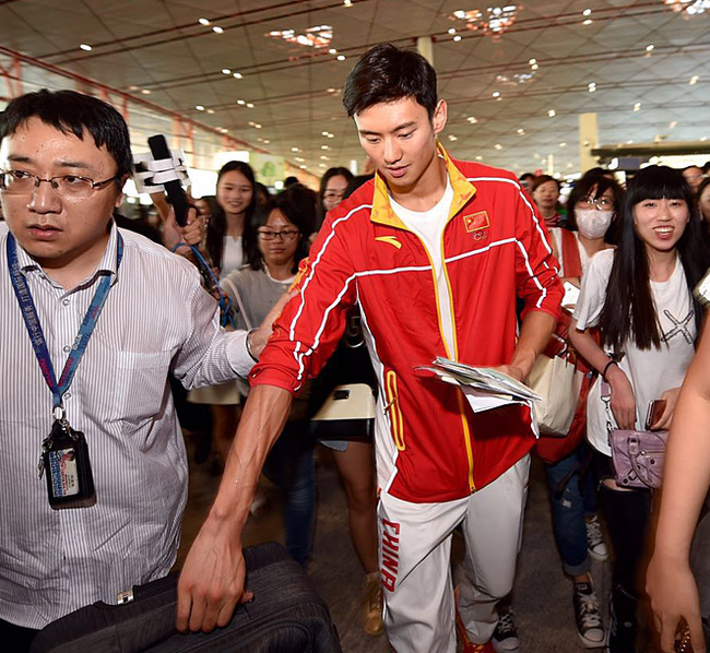 Thảm bại ở Olympic, mỹ nam Ning Zetao vẫn được rừng fan nữ chào đón như người hùng! - Ảnh 1.