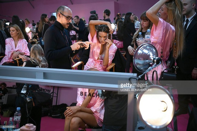 Victorias Secret Fashion Show 2016: D&agrave;n mẫu n&oacute;ng bỏng tất bật makeup, l&agrave;m t&oacute;c trước giờ G - Ảnh 4.