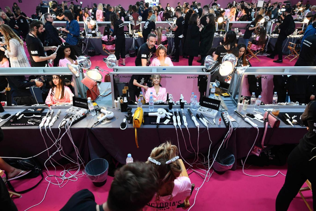 Victorias Secret Fashion Show 2016: D&agrave;n mẫu n&oacute;ng bỏng tất bật makeup, l&agrave;m t&oacute;c trước giờ G - Ảnh 2.