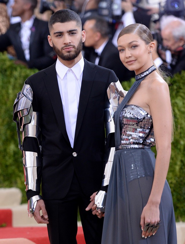 Gigi Hadid mê đắm Zayn Malik tới nỗi liên tục diện đồ có tên người yêu - Ảnh 1.