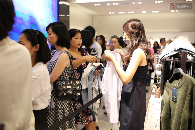 Hoa hậu Mỹ Linh bịt khẩu trang, hòa vào đám đông mua sắm tấp nập ở store Zara Việt Nam - Ảnh 3.