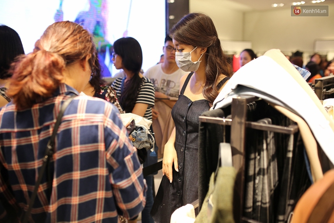Hoa hậu Mỹ Linh bịt khẩu trang, hòa vào đám đông mua sắm tấp nập ở store Zara Việt Nam - Ảnh 4.