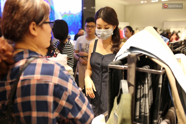 Hoa hậu Mỹ Linh bịt khẩu trang, hòa vào đám đông mua sắm tấp nập ở store Zara Việt Nam - Ảnh 5.