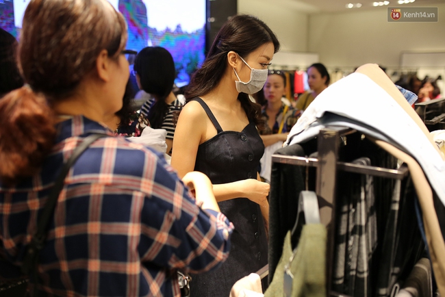 Hoa hậu Mỹ Linh bịt khẩu trang, hòa vào đám đông mua sắm tấp nập ở store Zara Việt Nam - Ảnh 6.