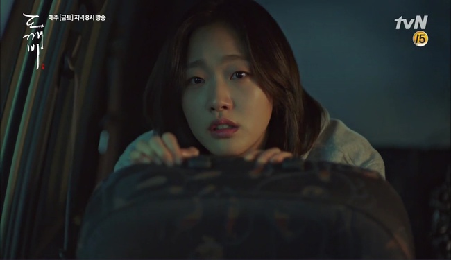 “Goblin”: Vừa gặp nạn, Kim Go Eun lập tức được hai mĩ thần siêu cấp đẹp trai tới giải cứu! - Ảnh 2.