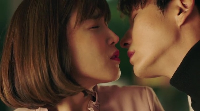 “7 First Kisses”: Cô gái may mắn với 7 nụ hôn á? Vẫn chưa có nụ hôn nào cả! - Ảnh 1.