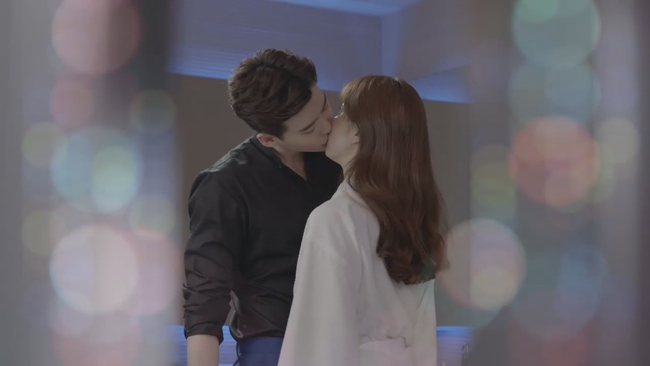 W – Two Worlds”: Diện sơ mi đen, Lee Jong Suk “cưỡng hôn” Han Hyo Joo cực  nóng bỏng
