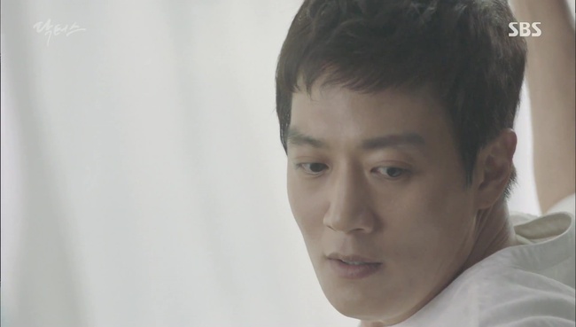 “Doctors”: Kim Rae Won có thật sự cho Park Shin Hye ăn roi mây? - Ảnh 3.