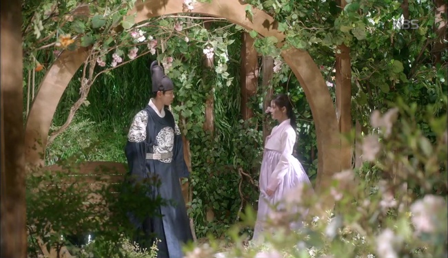 &ldquo;Moonlight&rdquo;: Cuối c&ugrave;ng, Kim Yoo Jung đ&atilde; chịu diện đồ nữ nhi trước mặt Park Bo Gum! - Ảnh 2.