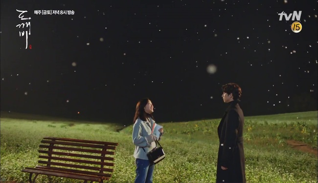 “Goblin”: Không rút được thanh kiếm, Kim Go Eun đành hôn Gong Yoo - Ảnh 3.