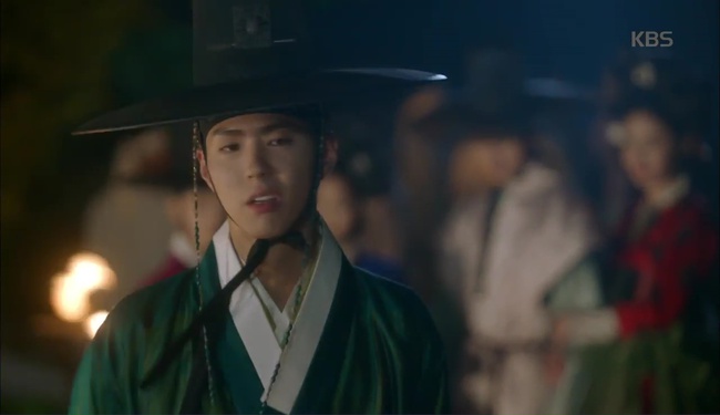 &ldquo;Moonlight&rdquo;: V&igrave; dỗi Kim Yoo Jung &ocirc;m ấp kĩ nữ, Park Bo Gum ghen đến ph&aacute;t bệnh - Ảnh 1.