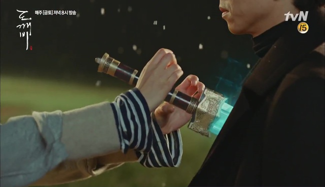 “Goblin”: Không rút được thanh kiếm, Kim Go Eun đành hôn Gong Yoo - Ảnh 5.