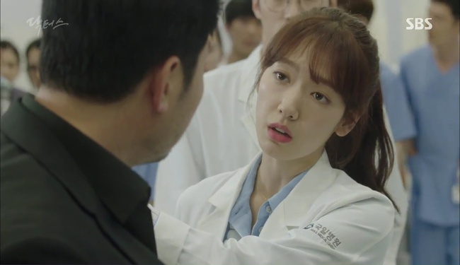 “Doctors”: Kim Rae Won có thật sự cho Park Shin Hye ăn roi mây? - Ảnh 6.