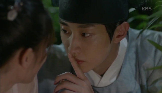 &ldquo;Moonlight&rdquo;: Th&acirc;n l&agrave; Thế tử, Park Bo Gum vẫn bị t&igrave;nh địch &ldquo;cướp tr&ecirc;n gi&agrave;n mướp&rdquo; như thường! - Ảnh 6.