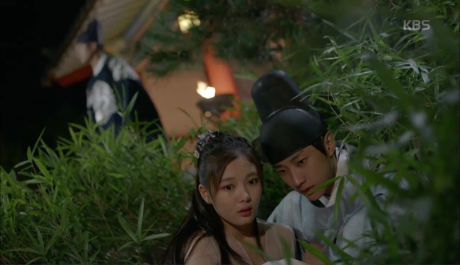 &ldquo;Moonlight&rdquo;: Th&acirc;n l&agrave; Thế tử, Park Bo Gum vẫn bị t&igrave;nh địch &ldquo;cướp tr&ecirc;n gi&agrave;n mướp&rdquo; như thường! - Ảnh 7.