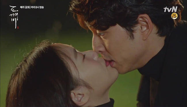 “Goblin”: Không rút được thanh kiếm, Kim Go Eun đành hôn Gong Yoo - Ảnh 8.
