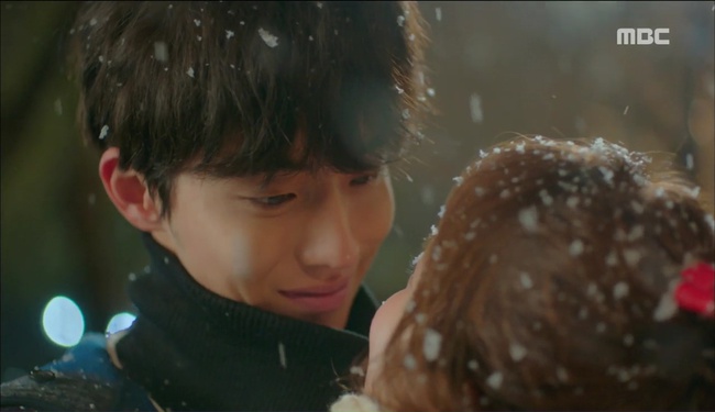 “Tiên Nữ Cử Tạ”: Fan phát rồ với nụ hôn liên hoàn dưới tuyết của cặp đôi Joo Hyuk – Sung Kyung - Ảnh 9.