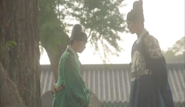 &ldquo;Moonlight&rdquo;: Cuối c&ugrave;ng, Kim Yoo Jung đ&atilde; chịu diện đồ nữ nhi trước mặt Park Bo Gum! - Ảnh 13.