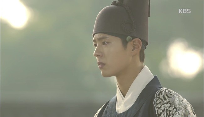 &ldquo;Moonlight&rdquo;: Cuối c&ugrave;ng, Kim Yoo Jung đ&atilde; chịu diện đồ nữ nhi trước mặt Park Bo Gum! - Ảnh 16.