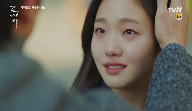 “Goblin”: Không rút được thanh kiếm, Kim Go Eun đành hôn Gong Yoo - Ảnh 18.