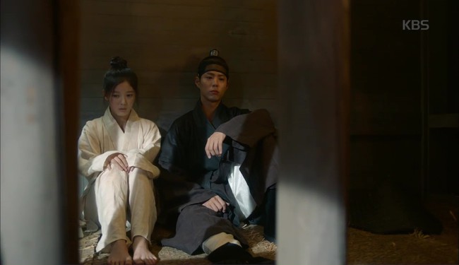 &ldquo;Moonlight&rdquo;: V&igrave; dỗi Kim Yoo Jung &ocirc;m ấp kĩ nữ, Park Bo Gum ghen đến ph&aacute;t bệnh - Ảnh 20.
