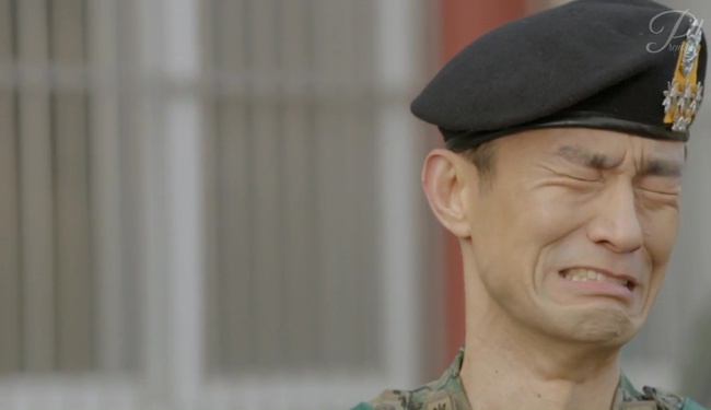 To&agrave;n bộ binh sĩ ph&aacute;t rồ v&igrave; nụ h&ocirc;n giữa nh&agrave; ăn trong &ldquo;Hậu Duệ Mặt Trời&rdquo; - Ảnh 21.