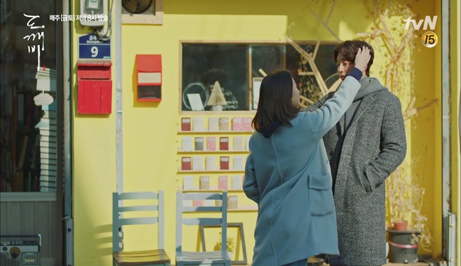 “Goblin”: Không rút được thanh kiếm, Kim Go Eun đành hôn Gong Yoo - Ảnh 21.