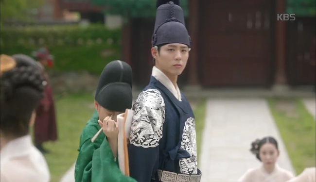 &ldquo;Moonlight&rdquo;: Th&acirc;n l&agrave; Thế tử, Park Bo Gum vẫn bị t&igrave;nh địch &ldquo;cướp tr&ecirc;n gi&agrave;n mướp&rdquo; như thường! - Ảnh 25.
