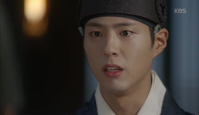 &ldquo;Moonlight&rdquo;: Cuối c&ugrave;ng, Kim Yoo Jung đ&atilde; chịu diện đồ nữ nhi trước mặt Park Bo Gum! - Ảnh 22.
