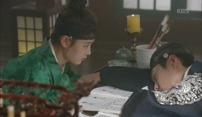 &ldquo;Moonlight&rdquo;: Th&acirc;n l&agrave; Thế tử, Park Bo Gum vẫn bị t&igrave;nh địch &ldquo;cướp tr&ecirc;n gi&agrave;n mướp&rdquo; như thường! - Ảnh 29.