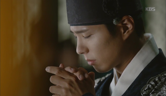 &ldquo;Moonlight&rdquo;: Cuối c&ugrave;ng, Kim Yoo Jung đ&atilde; chịu diện đồ nữ nhi trước mặt Park Bo Gum! - Ảnh 30.