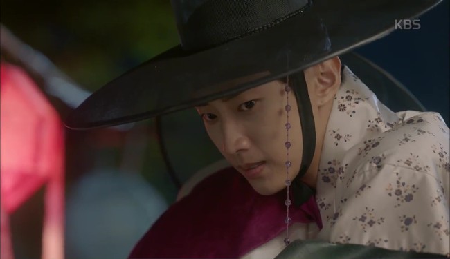 &ldquo;Moonlight&rdquo;: V&igrave; dỗi Kim Yoo Jung &ocirc;m ấp kĩ nữ, Park Bo Gum ghen đến ph&aacute;t bệnh - Ảnh 32.