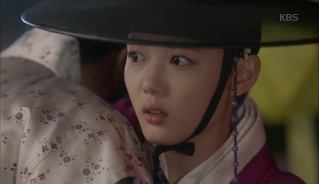 &ldquo;Moonlight&rdquo;: V&igrave; dỗi Kim Yoo Jung &ocirc;m ấp kĩ nữ, Park Bo Gum ghen đến ph&aacute;t bệnh - Ảnh 33.