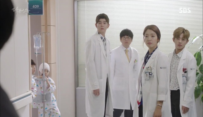 Doctors: Tí nữa thôi, Kim Rae Won – Park Shin Hye đã có cảnh giường chiếu - Ảnh 32.