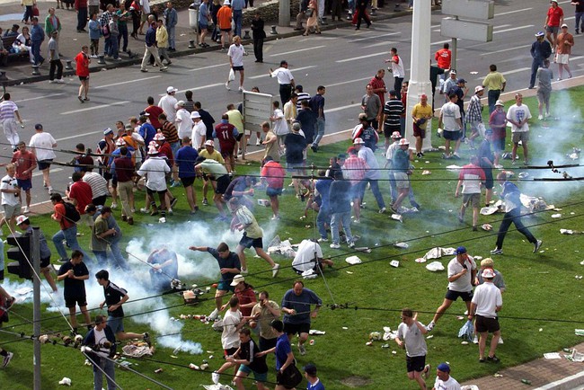 Euro vừa khai mạc, Hooligan Anh v&agrave; Nga đ&atilde; đ&aacute;nh nhau loạn Marseille - Ảnh 11.