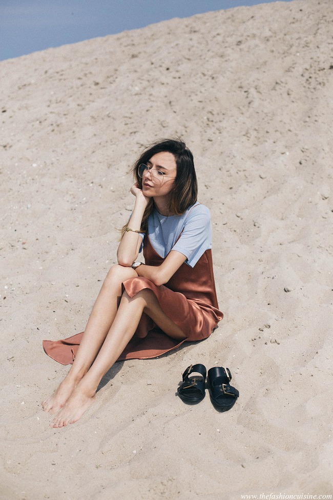 Street style thế giới: &Aacute;o nỉ sweatshirt tiếp tục trở th&agrave;nh item số 1 ng&agrave;y chớm thu - Ảnh 10.