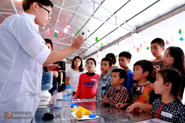 Học sinh trường Ams tổ chức triển lãm khoa học và sáng tạo cho các em nhỏ - Ảnh 1.