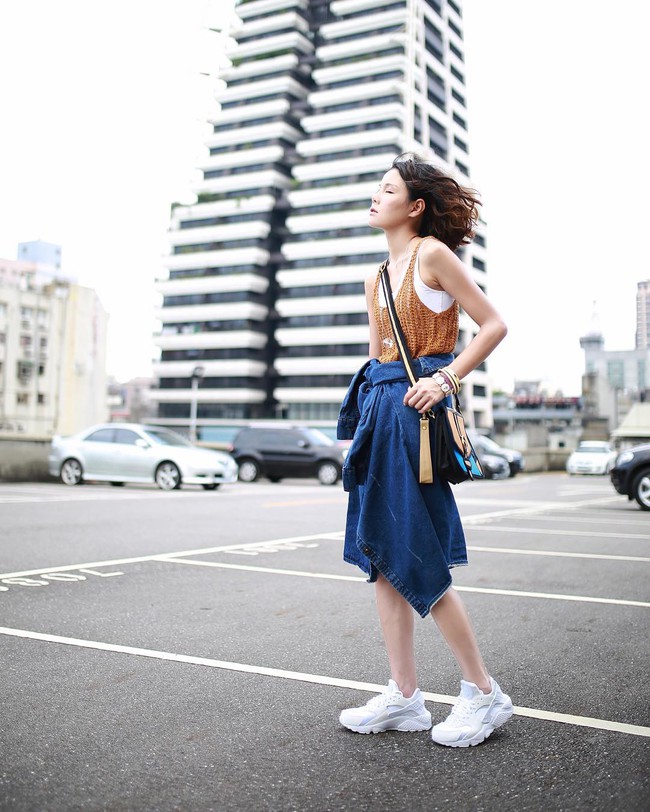 Street style thế giới: &Aacute;o nỉ sweatshirt tiếp tục trở th&agrave;nh item số 1 ng&agrave;y chớm thu - Ảnh 7.