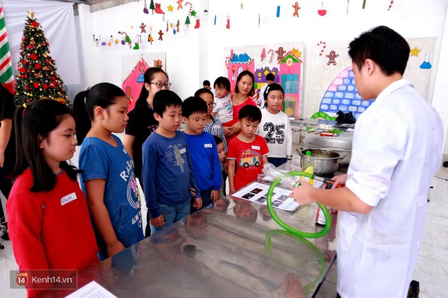 Học sinh trường Ams tổ chức triển lãm khoa học và sáng tạo cho các em nhỏ - Ảnh 2.