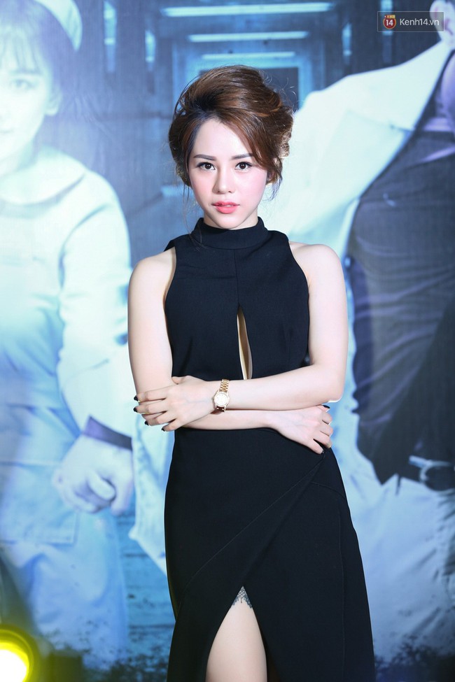 Trấn Th&agrave;nh, Hari Won tay trong tay cực t&igrave;nh cảm tại họp b&aacute;o Bệnh Viện Ma - Ảnh 5.