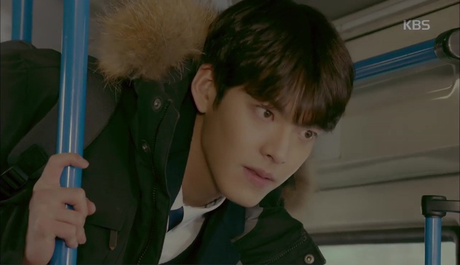 “Uncontrollably Fond”: Kim Woo Bin tặng gấu cho Suzy khiến nữ sinh khác đứng hình - Ảnh 1.