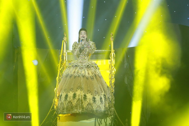 Hồ Ngọc Hà lúng túng không khác fan girl khi hát cùng danh ca Tuấn Ngọc - Ảnh 1.