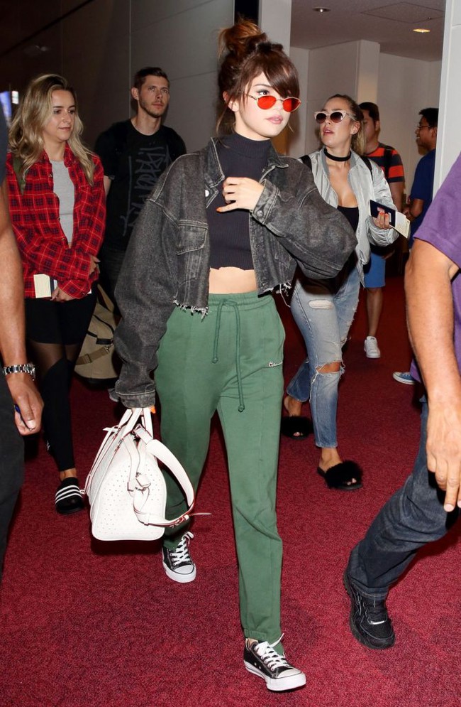 Fan tưởng bở chiếc quần hơn chục triệu của Selena Gomez là quần 200 ngàn đồng - Ảnh 1. Fan tưởng bở chiếc quần hơn chục triệu của Selena Gomez là quần 200 ngàn đồng - Ảnh 1.