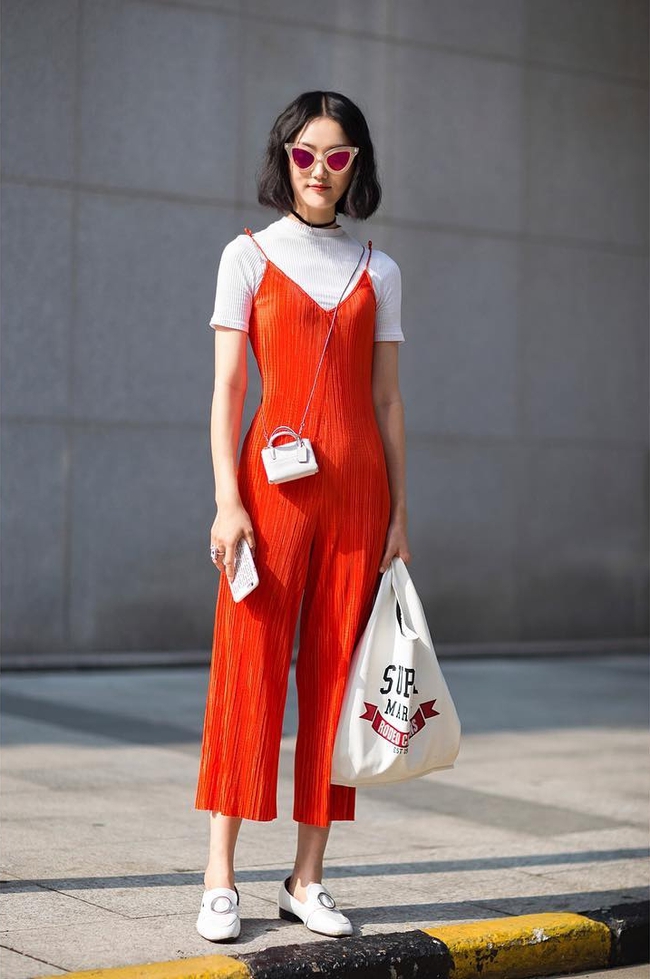 Giới trẻ thế giới khoe d&aacute;ng nuột với street style đẹp kh&oacute; rời mắt - Ảnh 1.