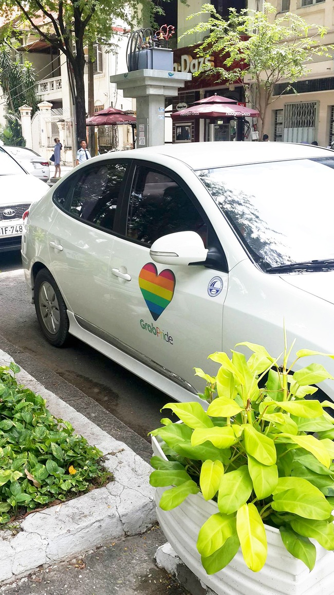 Những chiếc taxi treo cờ lục sắc để hưởng ứng ngày hội Viet Pride ở Sài Gòn - Ảnh 1.