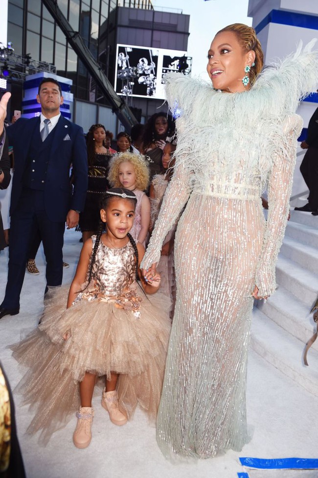 Kh&ocirc;ng phải ng&ocirc;i sao n&agrave;o m&agrave; c&ocirc; con g&aacute;i 4 tuổi của Beyonc&eacute; mới l&agrave; người diện bộ đồ đắt nhất đến VMAs - Ảnh 1.