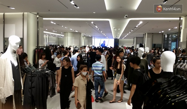 Gần đến giờ đóng cửa, store Zara Việt Nam vẫn đông nghịt, từng hàng dài chờ thanh toán hóa đơn cả chục triệu - Ảnh 16.