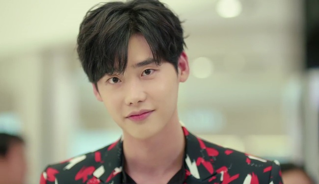 “7 First Kisses”: Vừa bị tạt rong biển vào mặt, nữ chính đã được gặp ngay Lee Jong Suk - Ảnh 1.