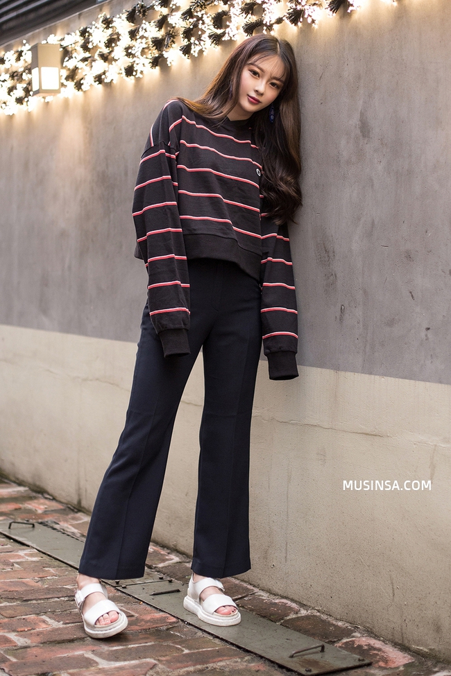 Street style thế giới: &Aacute;o nỉ sweatshirt tiếp tục trở th&agrave;nh item số 1 ng&agrave;y chớm thu - Ảnh 1.